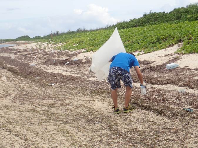 北岸N1海灘廢棄物調查中情形