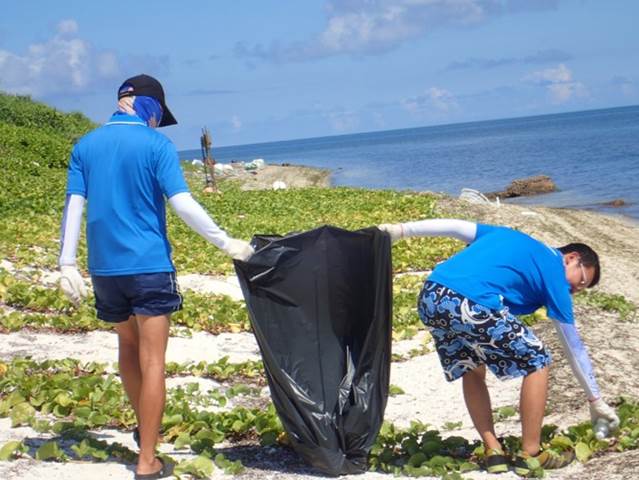 北岸N1海灘廢棄物調查中情形