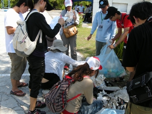 圖說: 海管處東沙管理站人員帶領來東沙參加生態體驗營的大學生進行海灘廢棄物的記錄與分類