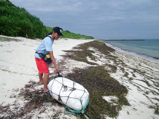 海管處保育志工協助撿拾北岸海灘廢棄物情況